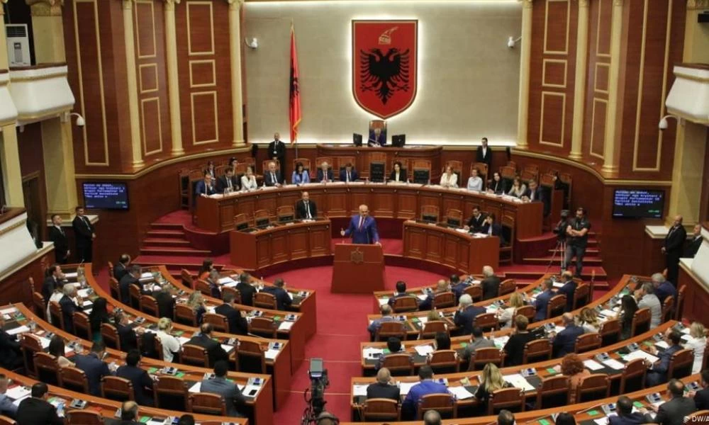 Τι άλλο θα δούμε! Αλβανός πολιτικός έξυνε τα επίμαχα σημεία του σε ομιλία (Βίντεο)